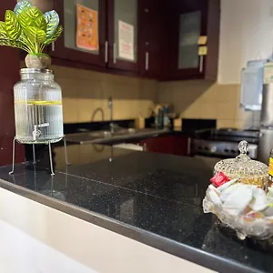  Хостел The Journey - Infront Of Tram-metro, Access To Beach, Pool & Gym - Enjoy Our Seaview - Coworking Space - Resident Housekeeping - Inhouse Food Menu - All At Jumierah Beach Residence, Marina